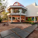 Morning Dew Retreat By Stayvista - Modern Interiors, Indoor Games, Lush Greenery, Pool & Gazebo Await Your Escape