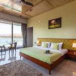 Stayvista\'S Bellisimo Panorama - Lakeside Oasis With Infinity Pool, Modern Interiors, Open-To-Sky Bathtub, And Lush Green Lawn