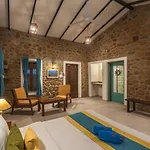 Saffronstays Lake House Bouganvillea, Nashik - Rustic Pool Villa With Great Lake Views And Patio Dining