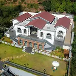 Bellevue Palace By Stayvista - Lavish Abode With A Pool, Landscaped Lawn, Gazebo & Adventure Activities