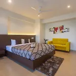 Stayvista\'S Watermark Villa - Hillside Lakeview Retreat With Infinity Pool, Garden & Terrace - Near Nashik\'S Vineyard Haven