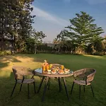 Stayvista\'S Silver Grove - Serene Haven With Expansive Lawn & Terrace