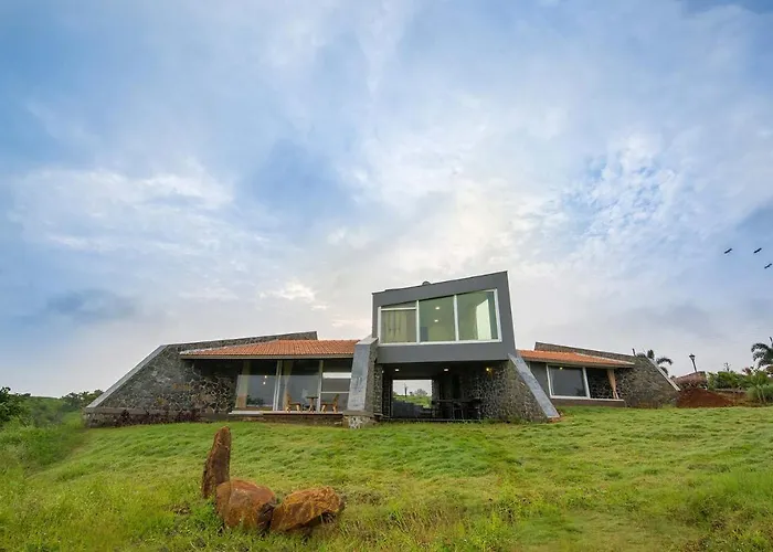 Stone House Bezze By Stayvista With Lake View, Jacuzzi & Lawn - Your Perfect Getaway