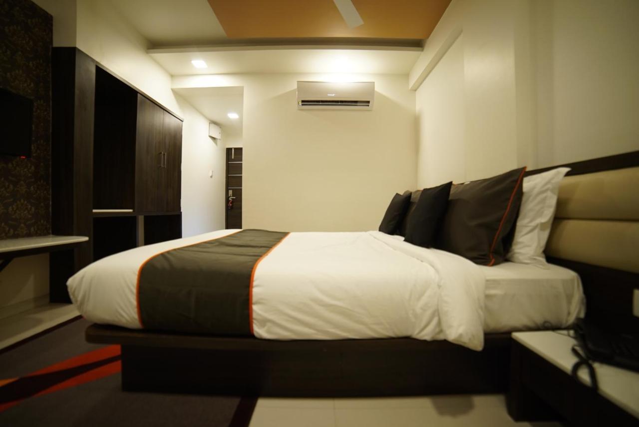Vaccinated Staff - Collection O 41226 Ramji's Residency Gole Colony Hotel 4*