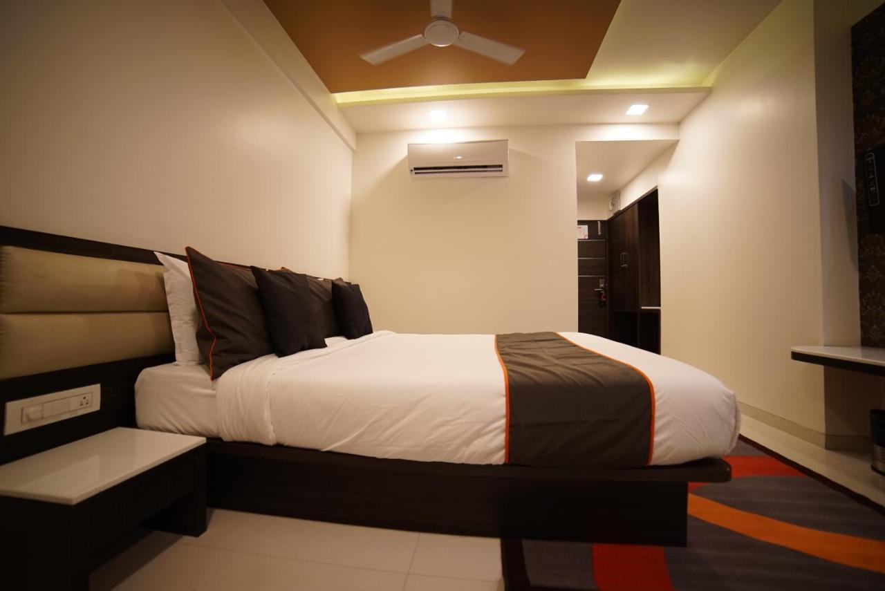 Hotel Vaccinated Staff - Collection O 41226 Ramji's Residency Gole Colony Nashik