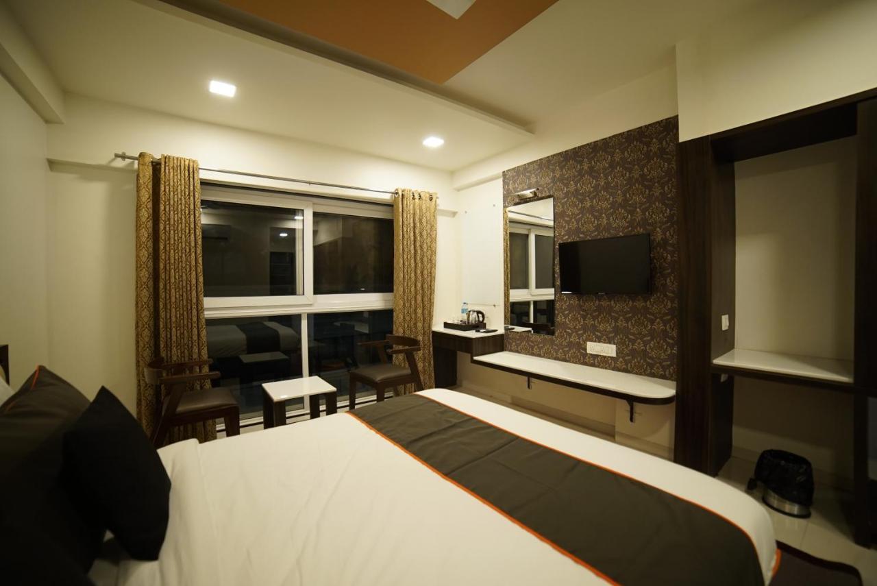 Hotel Vaccinated Staff - Collection O 41226 Ramji's Residency Gole Colony