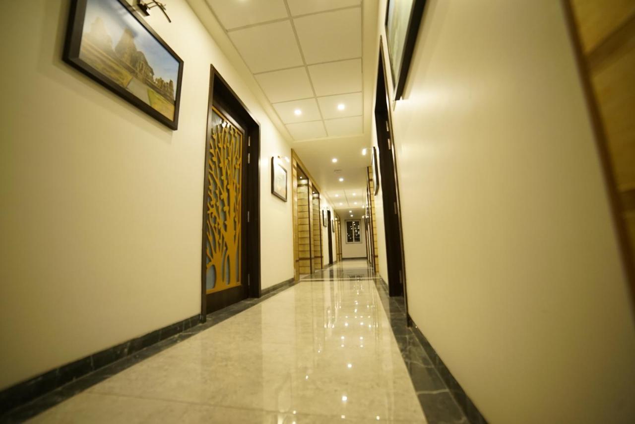 Vaccinated Staff - Collection O 41226 Ramji's Residency Gole Colony Hotel 4*