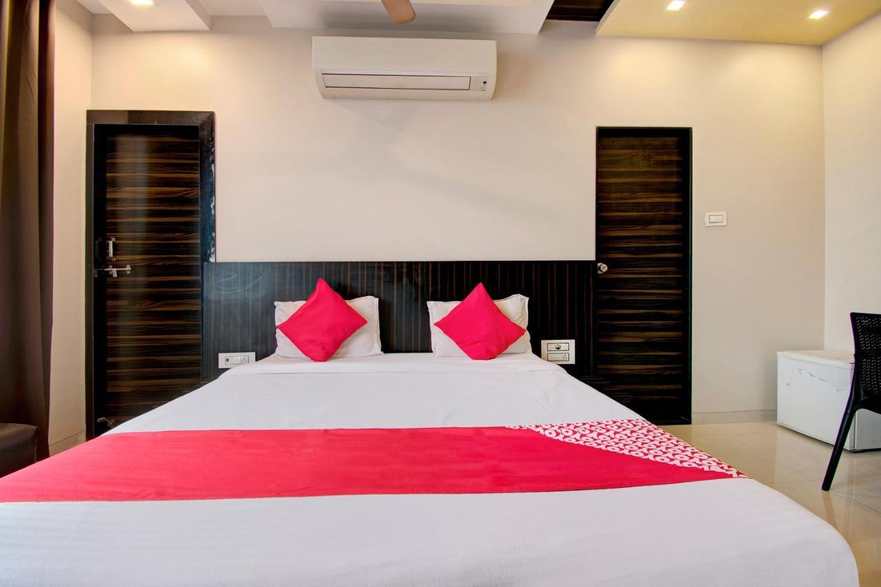 Hotel Oyo 42902 Sm Imperial 3*