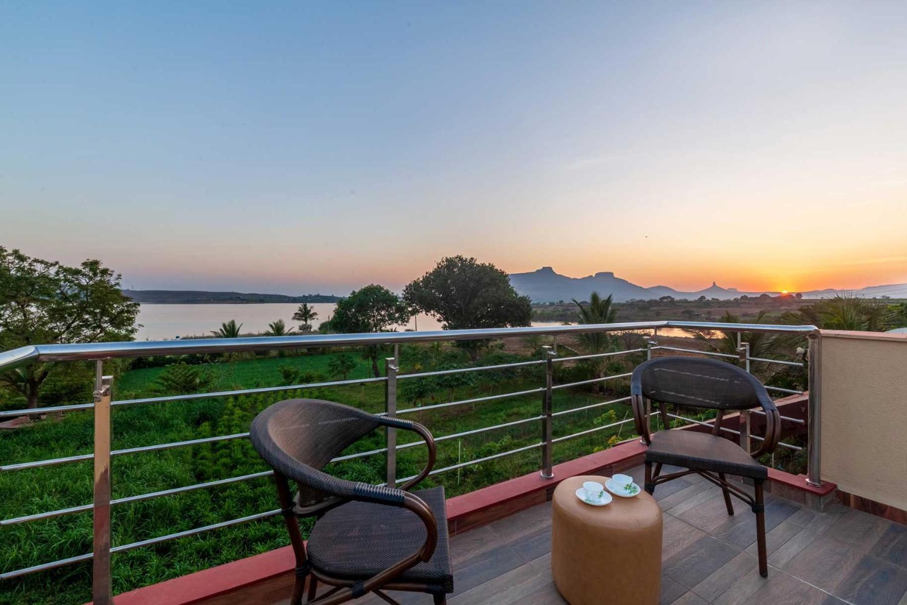 Luna By Stayvista - Lakeside Charm With Terrace, Lush Lawn & Modern Decor Nashik