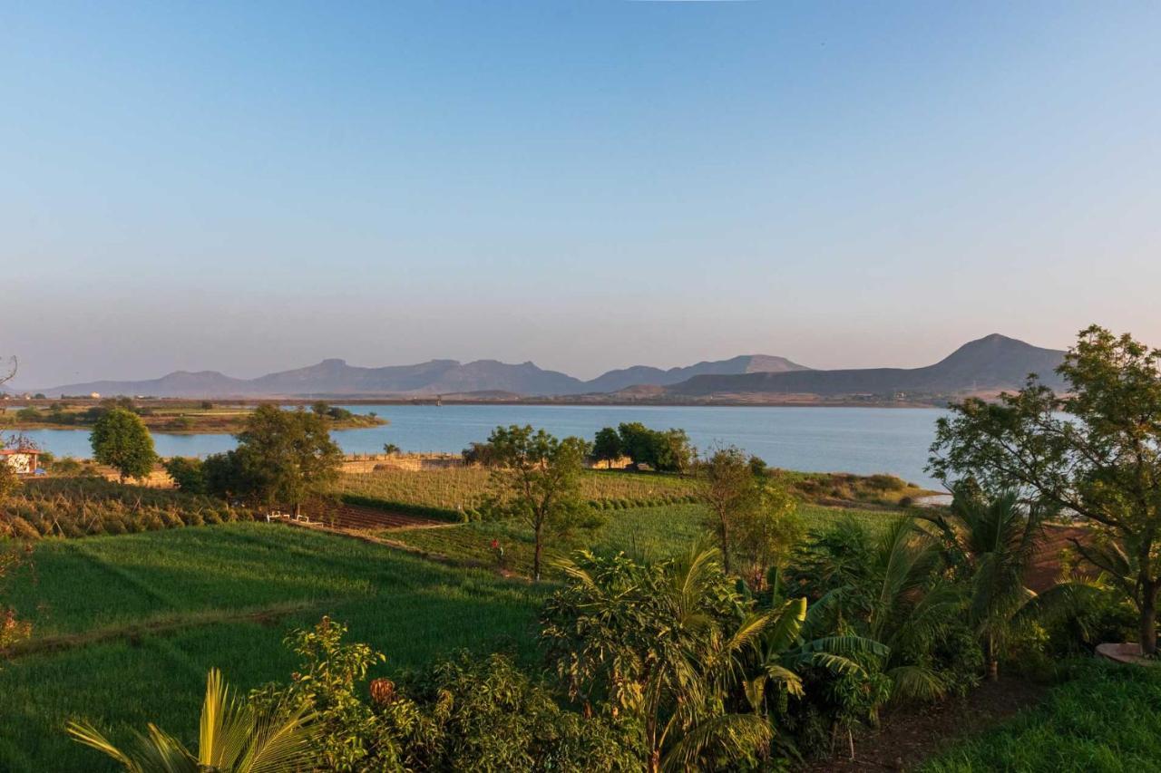 Luna By Stayvista - Lakeside Charm With Terrace, Lush Lawn & Modern Decor *