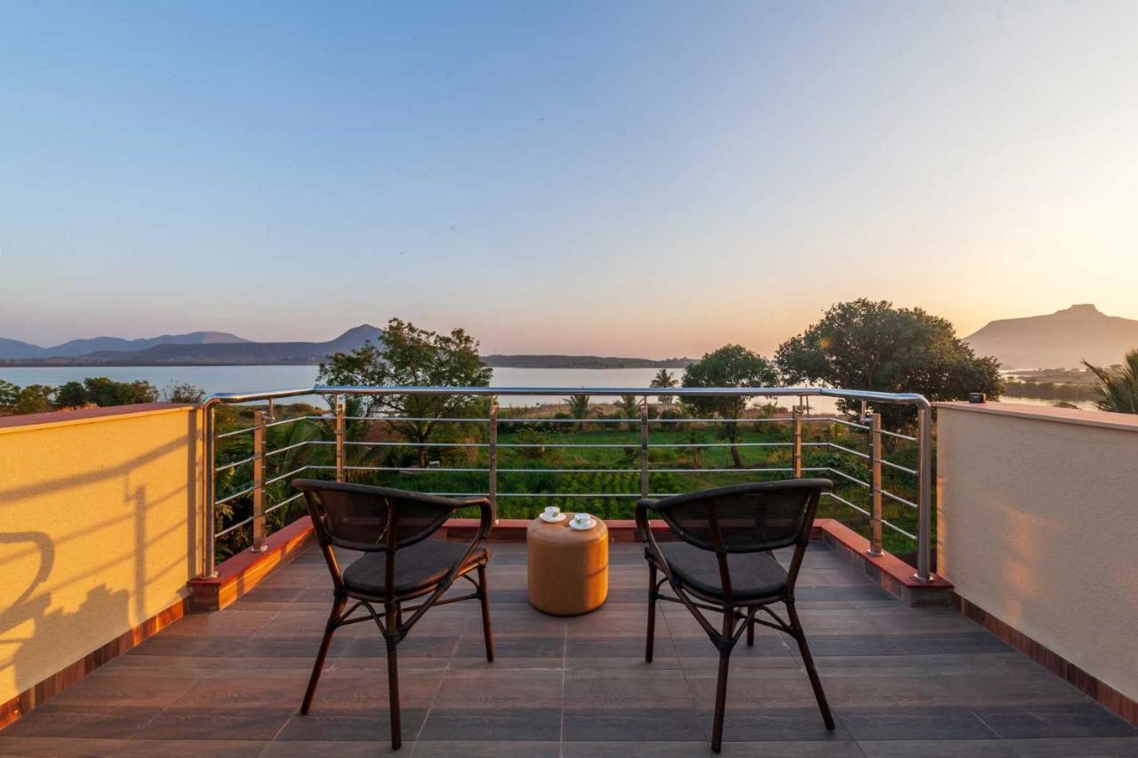 Luna By Stayvista - Lakeside Charm With Terrace, Lush Lawn & Modern Decor Villa Nashik
