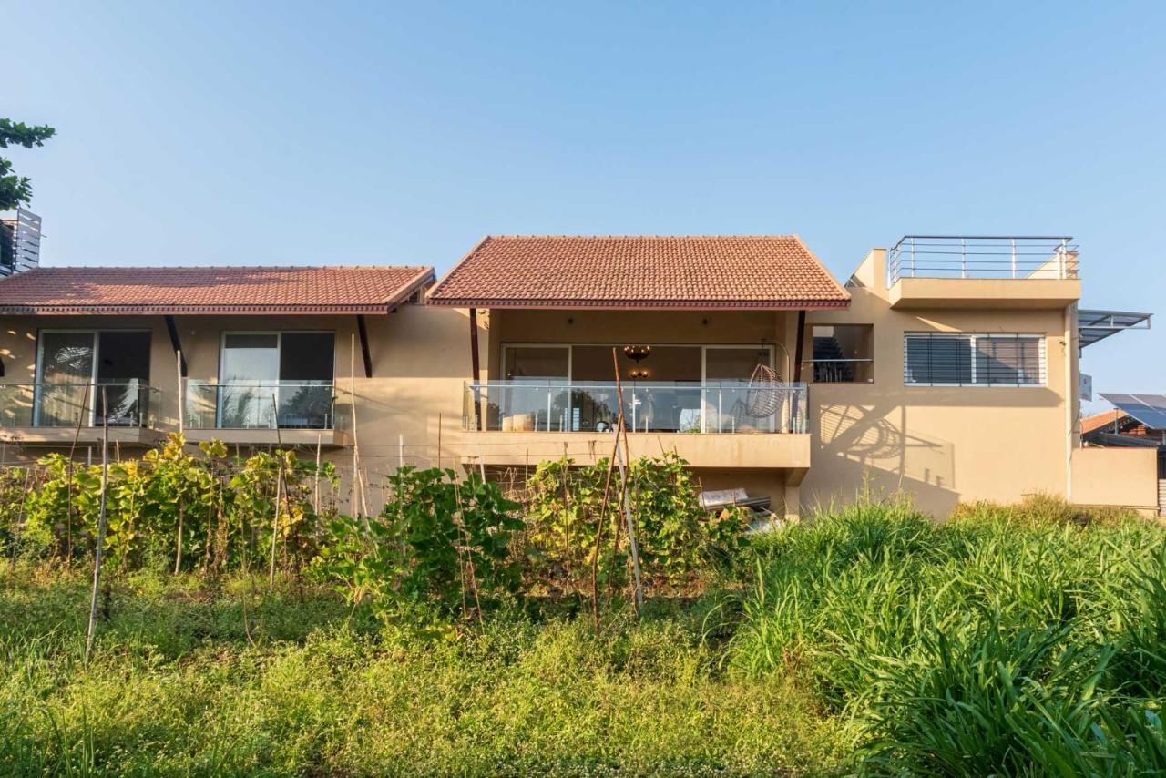 Luna By Stayvista - Lakeside Charm With Terrace, Lush Lawn & Modern Decor * Nashik