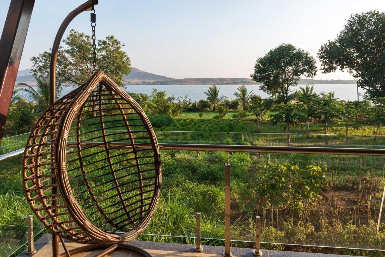 Villa Luna By Stayvista - Lakeside Charm With Terrace, Lush Lawn & Modern Decor *