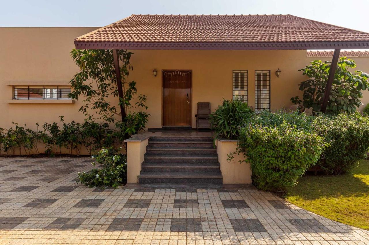 Luna By Stayvista - Lakeside Charm With Terrace, Lush Lawn & Modern Decor *