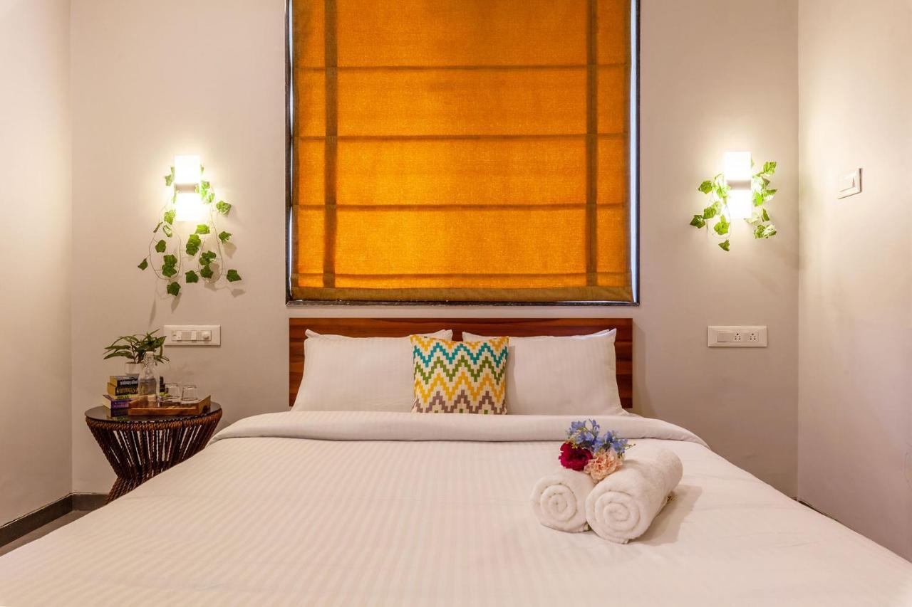 Stayvista's Eva - Lakeside Luxury With Modern Decor, Pool & Expansive Lawn - Near Sula Villa *