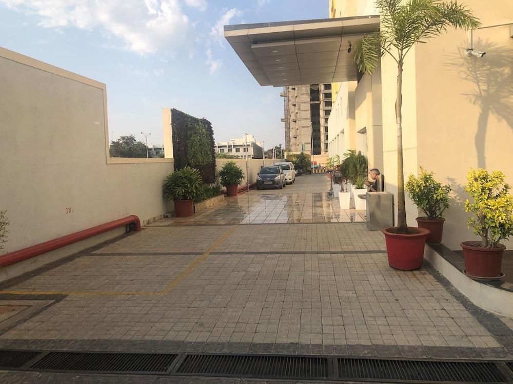 Express Indira Nagar By Ihg Hotel 3*