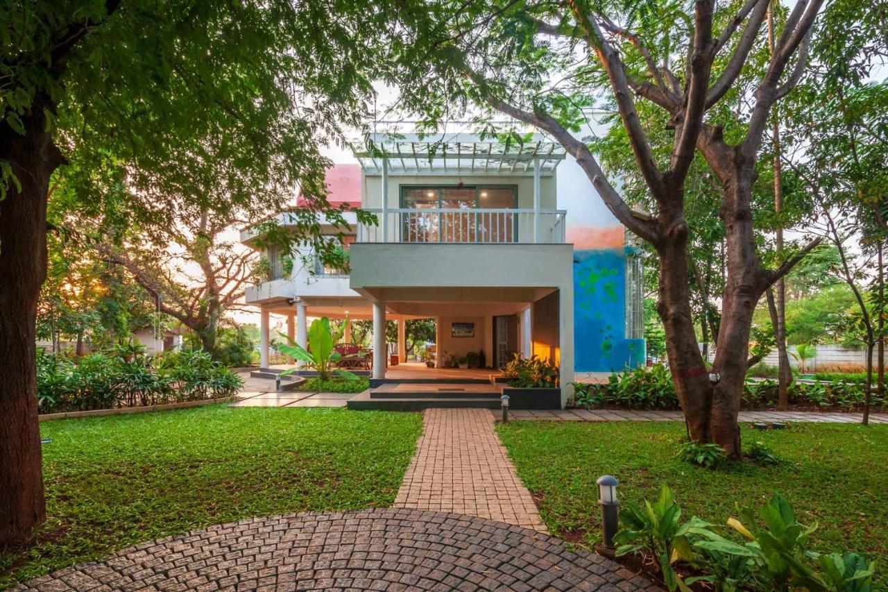 Morning Dew Retreat: Stayvista's Modern Oasis With Pool And Indoor Games Villa *