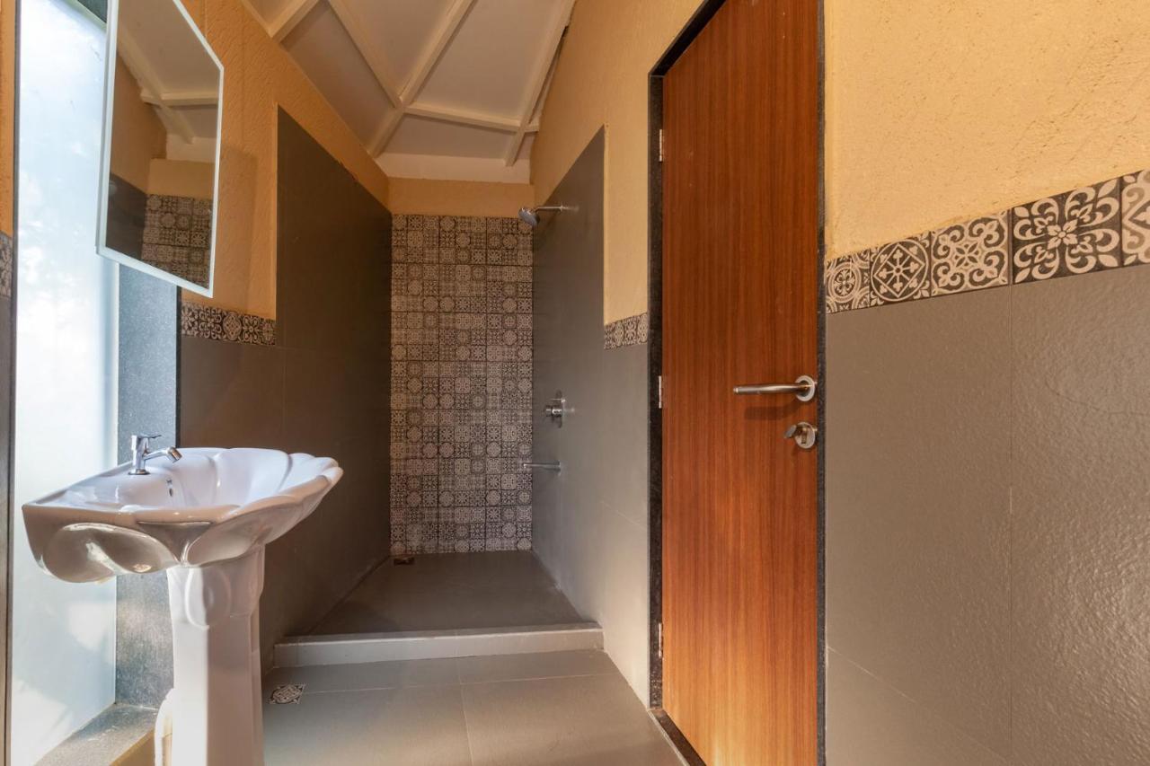 Morning Dew Retreat: Stayvista's Modern Oasis With Pool And Indoor Games Villa *