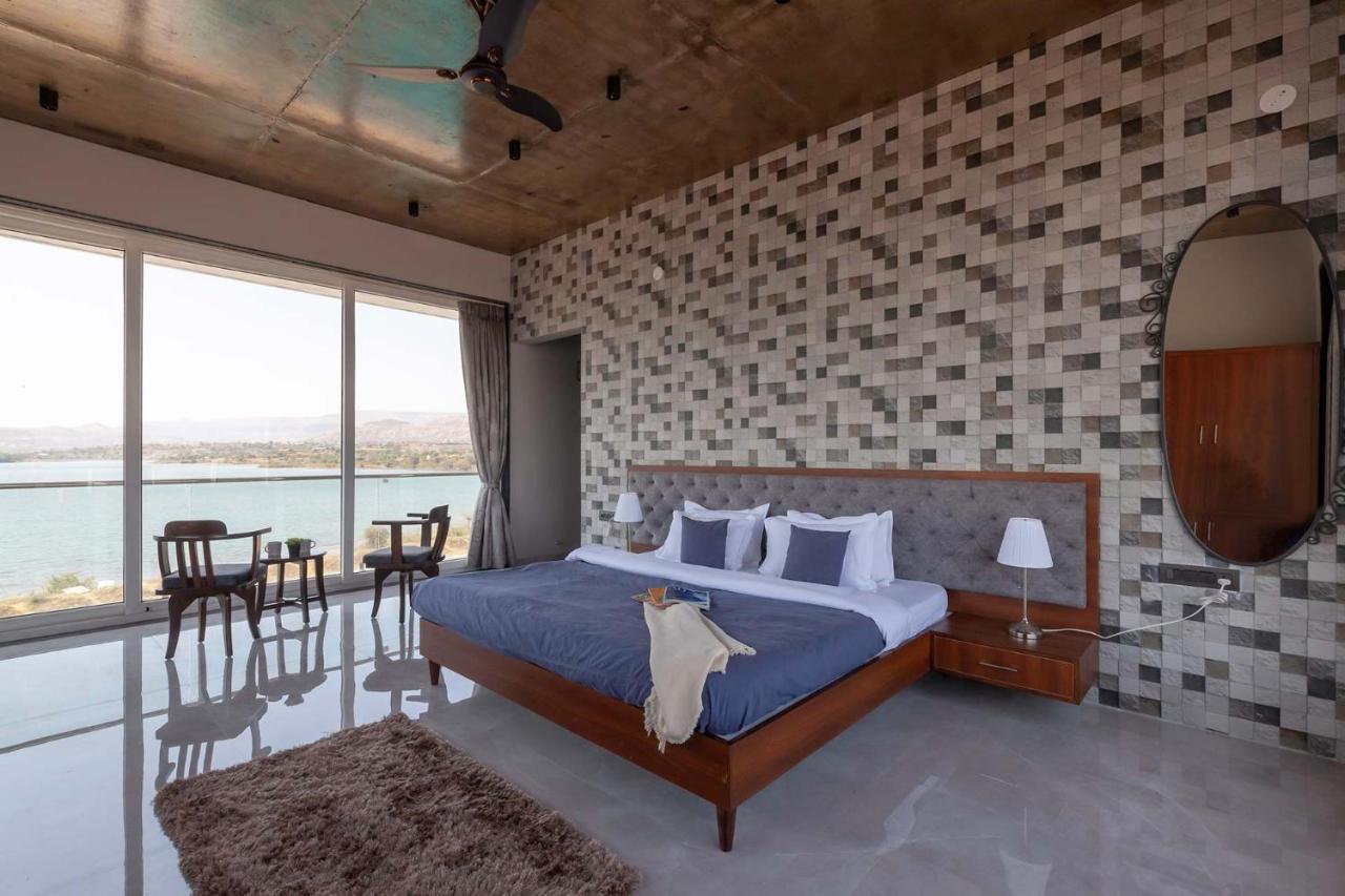 Stayvista's Bellisimo Panorama: Lakeside Retreat With Infinity Pool Villa Nashik