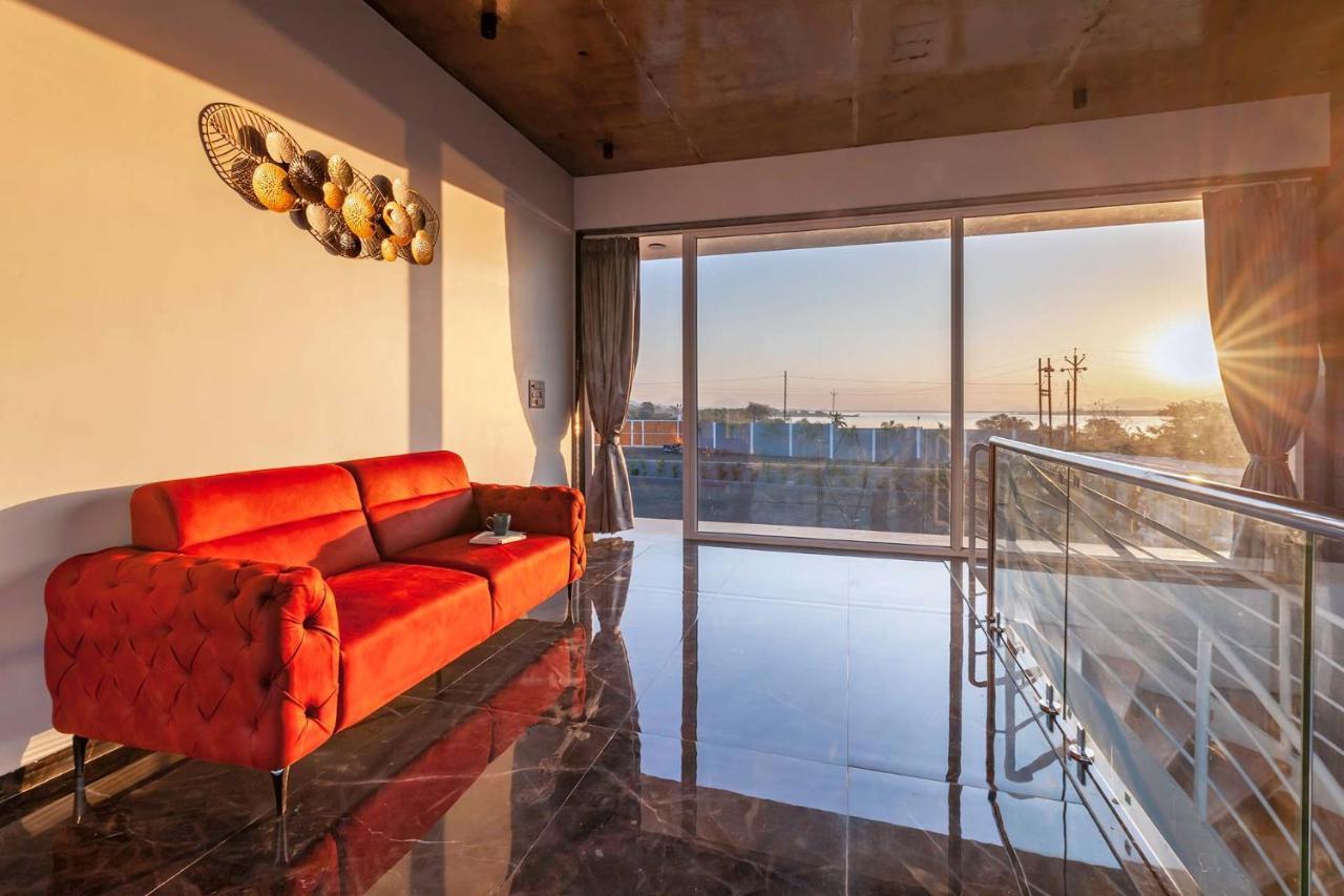 Villa Stayvista's Bellisimo Panorama: Lakeside Retreat With Infinity Pool *