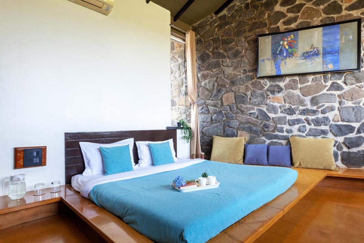 Stone House Bezze By Stayvista With View, Jacuzzi & Lawn - Your Perfect Getaway * Nashik