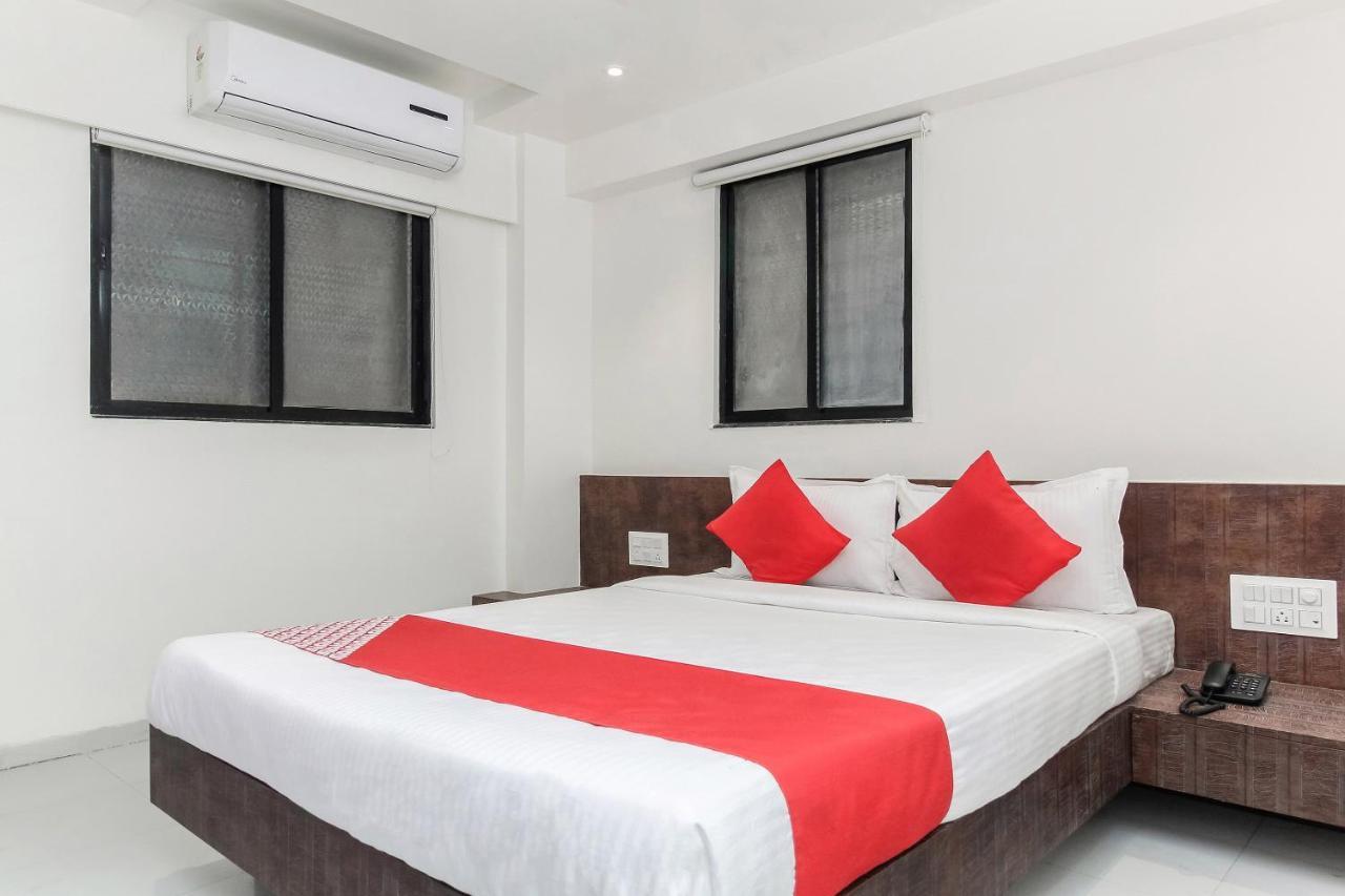 Oyo Flagship 22650 Ashirwad 3* Nashik