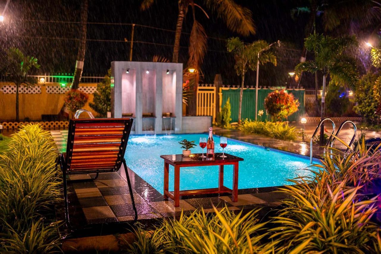 Villa Coco Palm's By Stayvista - Amidst Grape Farms, Enjoy Plunge Pools, Games & A Spacious Lawn *