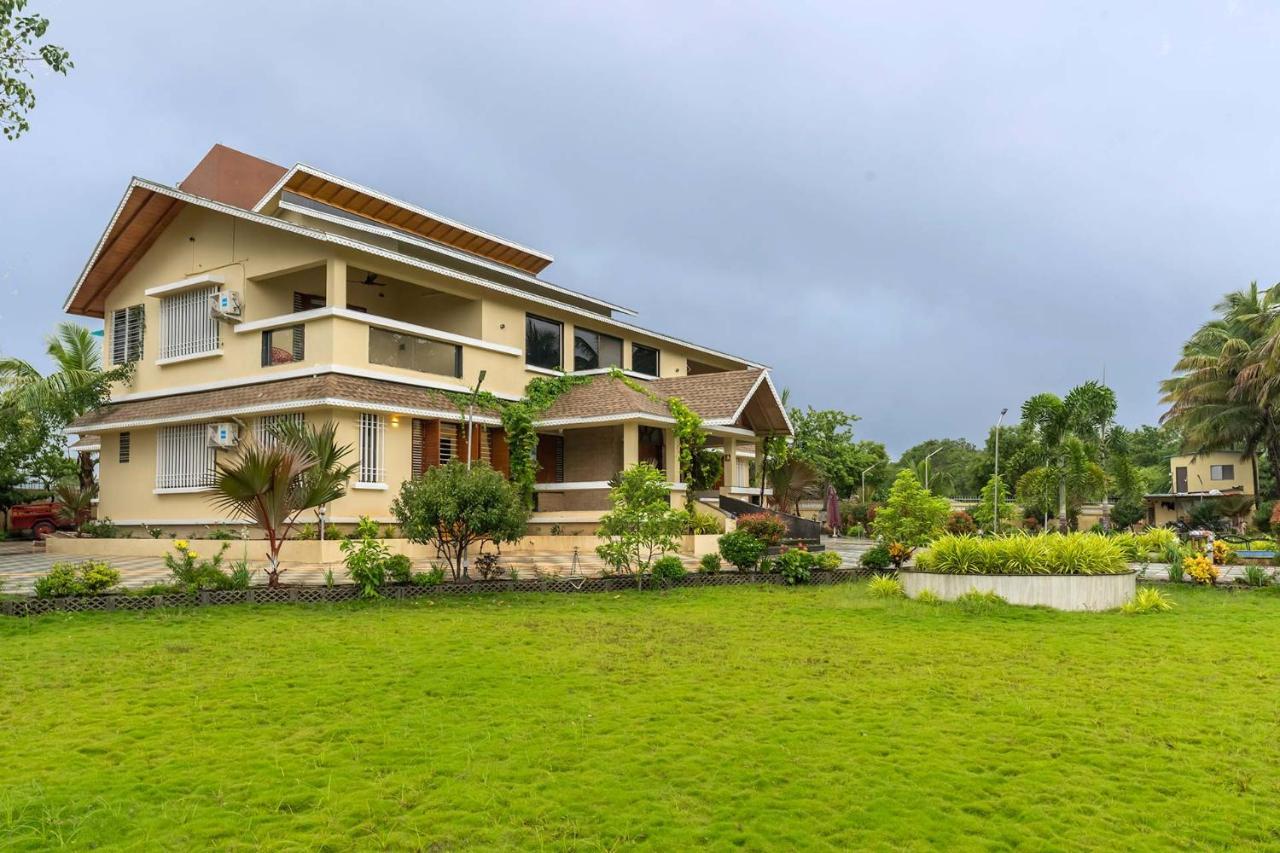 Coco Palm's By Stayvista - Amidst Grape Farms, Enjoy Plunge Pools, Games & A Spacious Lawn Villa *