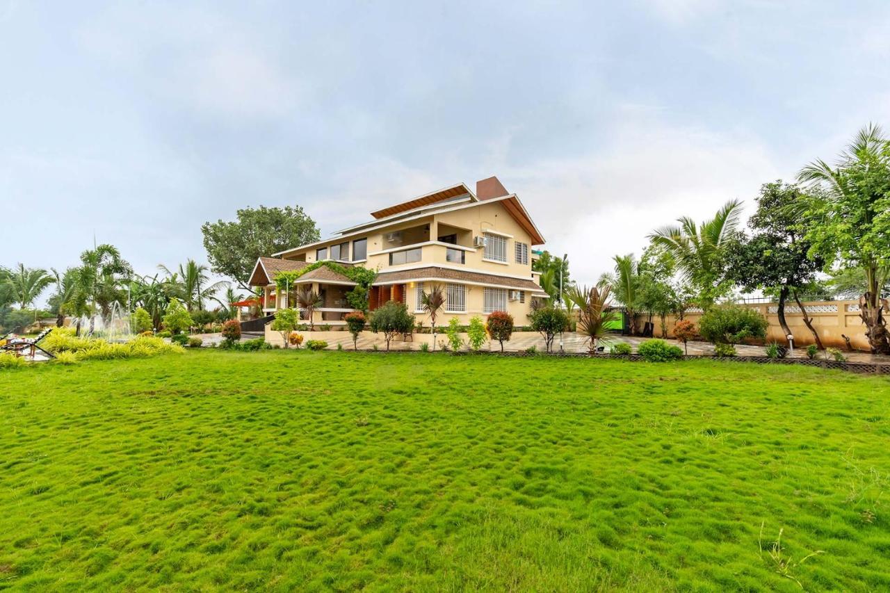 Coco Palm's By Stayvista - Amidst Grape Farms, Enjoy Plunge Pools, Games & A Spacious Lawn Villa
