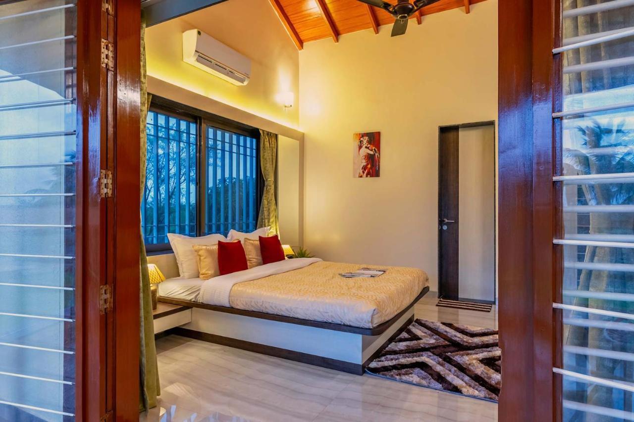 Villa Coco Palm's By Stayvista - Amidst Grape Farms, Enjoy Plunge Pools, Games & A Spacious Lawn Nashik