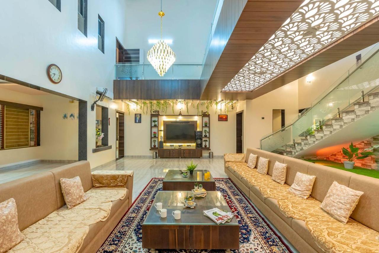 Villa Coco Palm's By Stayvista - Amidst Grape Farms, Enjoy Plunge Pools, Games & A Spacious Lawn