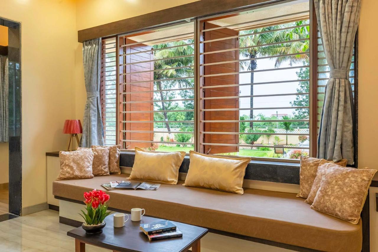 Coco Palm's By Stayvista - Amidst Grape Farms, Enjoy Plunge Pools, Games & A Spacious Lawn