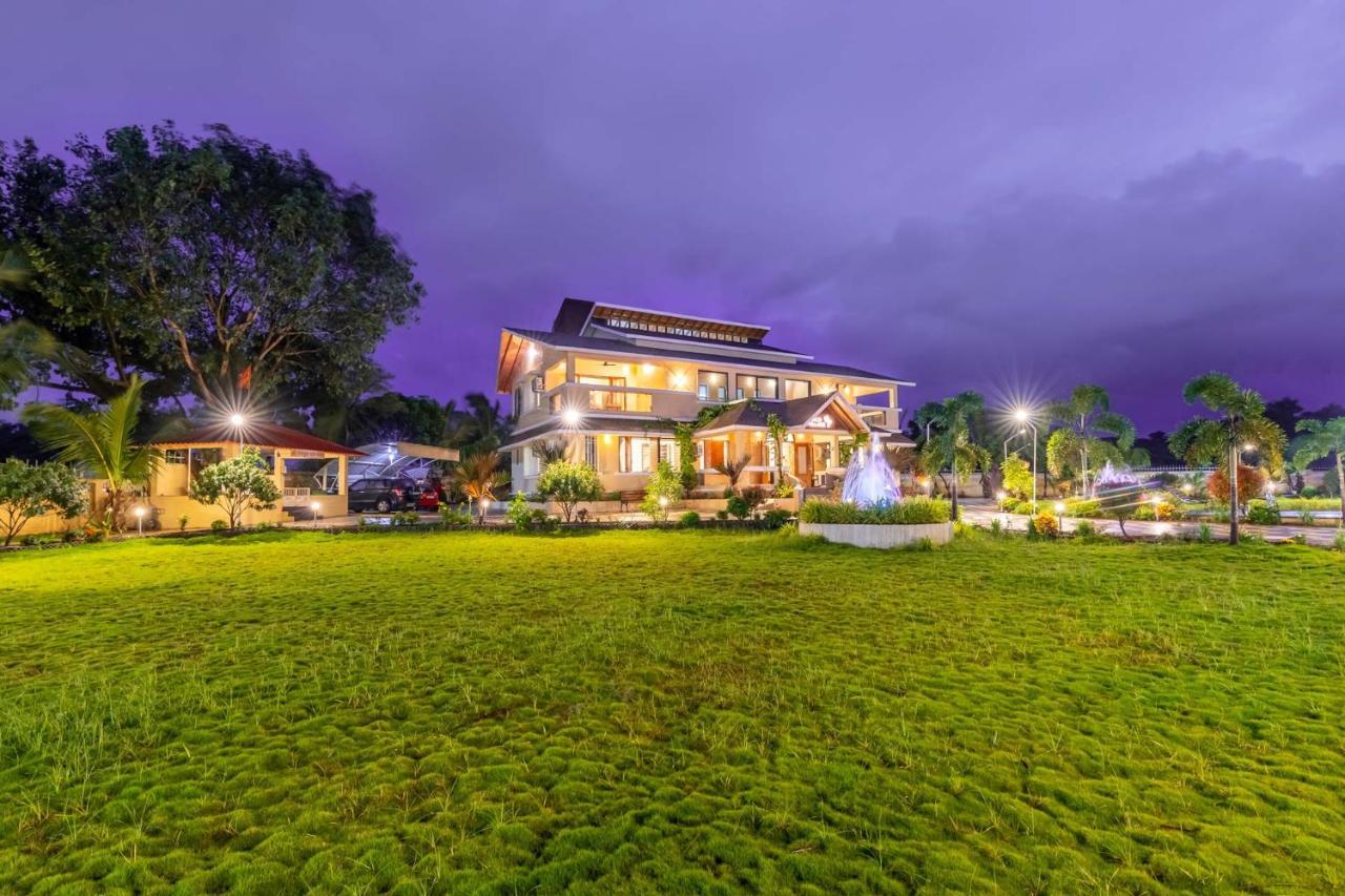Coco Palm's By Stayvista - Amidst Grape Farms, Enjoy Plunge Pools, Games & A Spacious Lawn Villa *