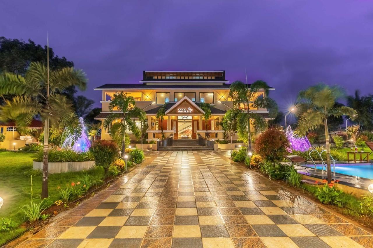 Coco Palm's By Stayvista - Amidst Grape Farms, Enjoy Plunge Pools, Games & A Spacious Lawn Villa *