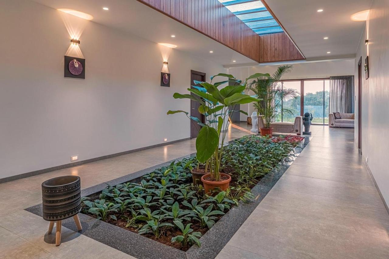 Villa Le Bon Horizon: Hillside Elegance With Pool And Gazebo Near Sula *