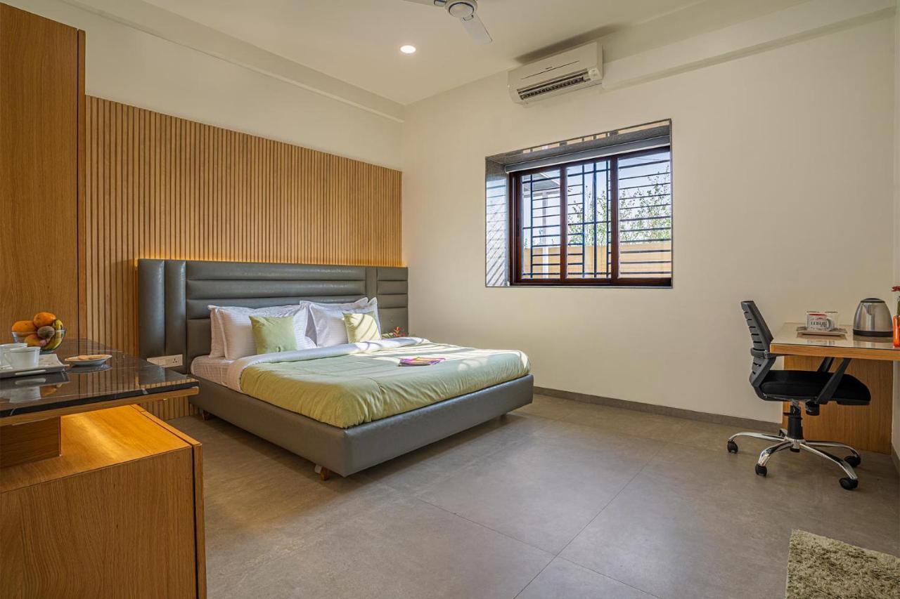 Le Bon Horizon: Hillside Elegance With Pool And Gazebo Near Sula Villa