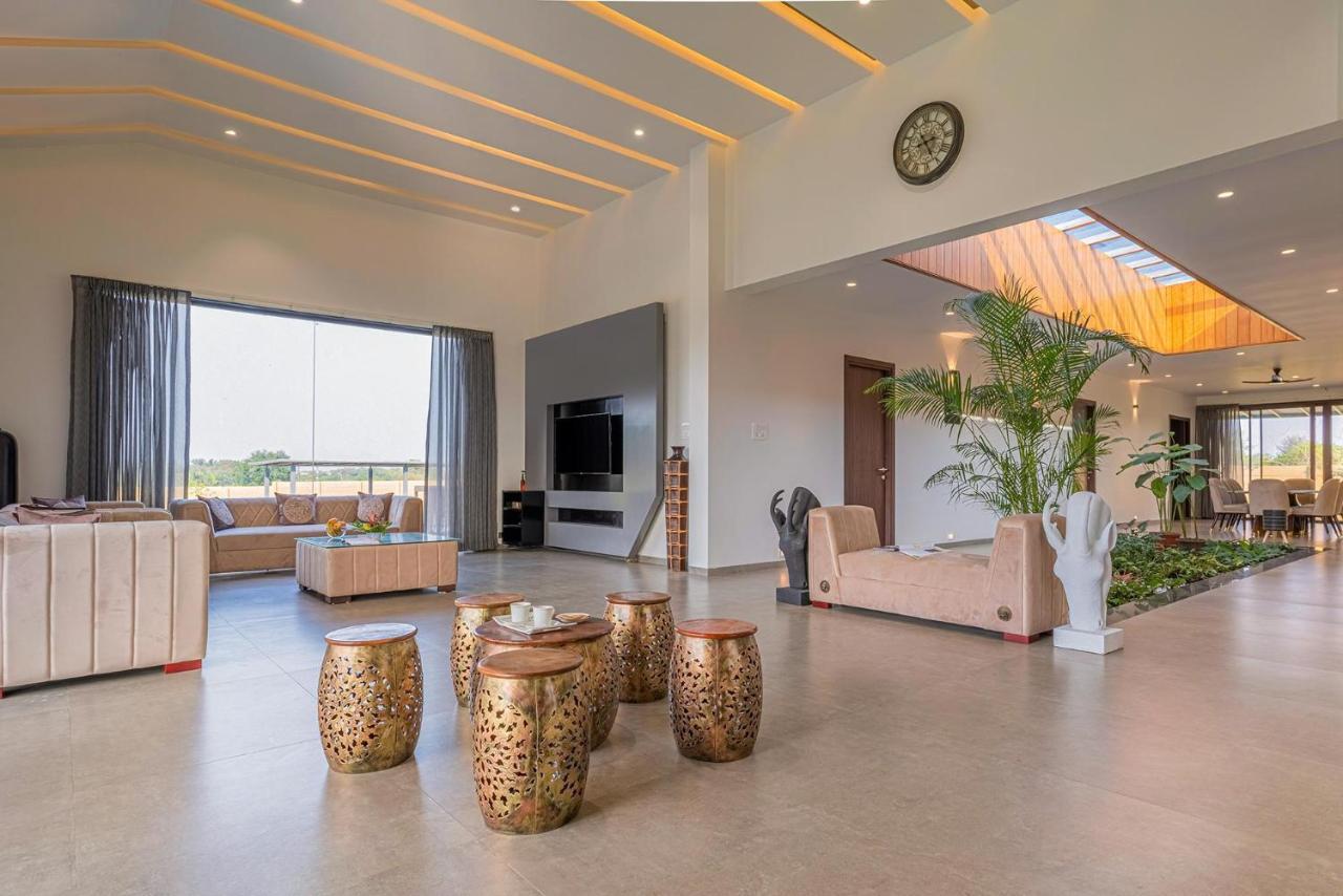 Villa Le Bon Horizon: Hillside Elegance With Pool And Gazebo Near Sula
