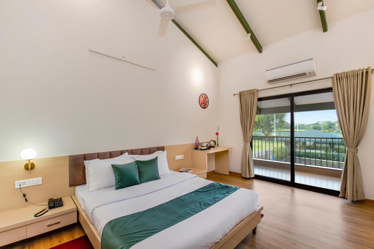 Saffronstays Amaltas: Pool For Large Groups Nashik