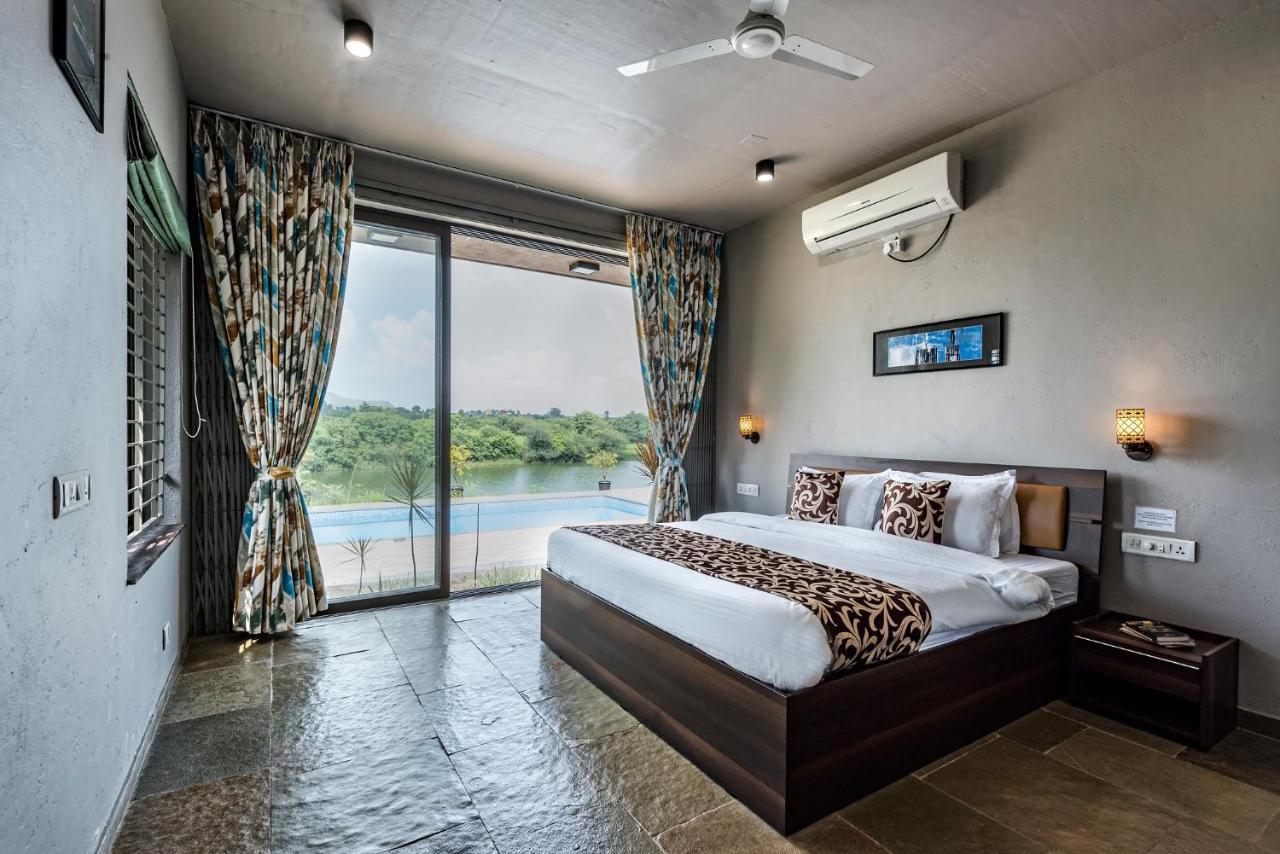 Saffronstays Rose Vineyard: Lakefront Pet-friendly In
