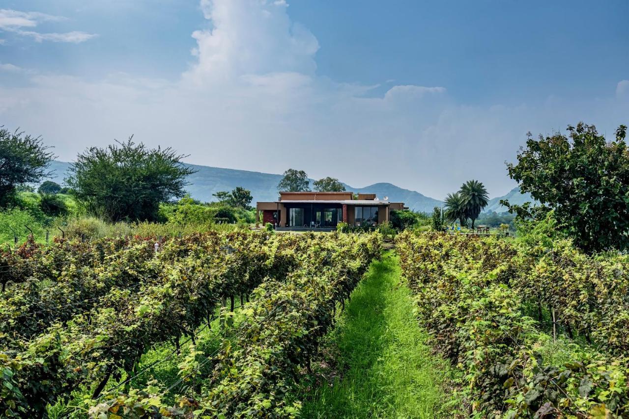 Saffronstays Rose Vineyard: Lakefront Pet-friendly In