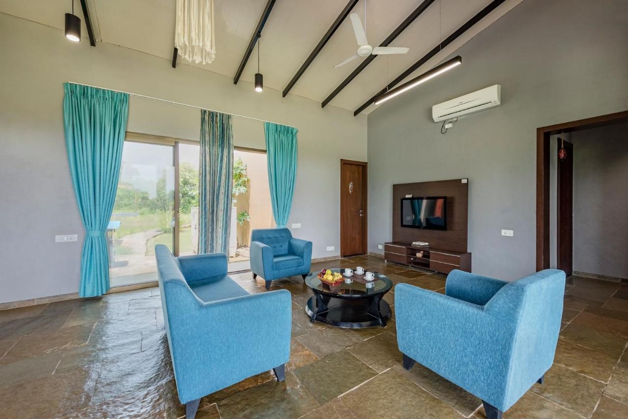 Villa Saffronstays Rose Vineyard: Lakefront Pet-friendly In *
