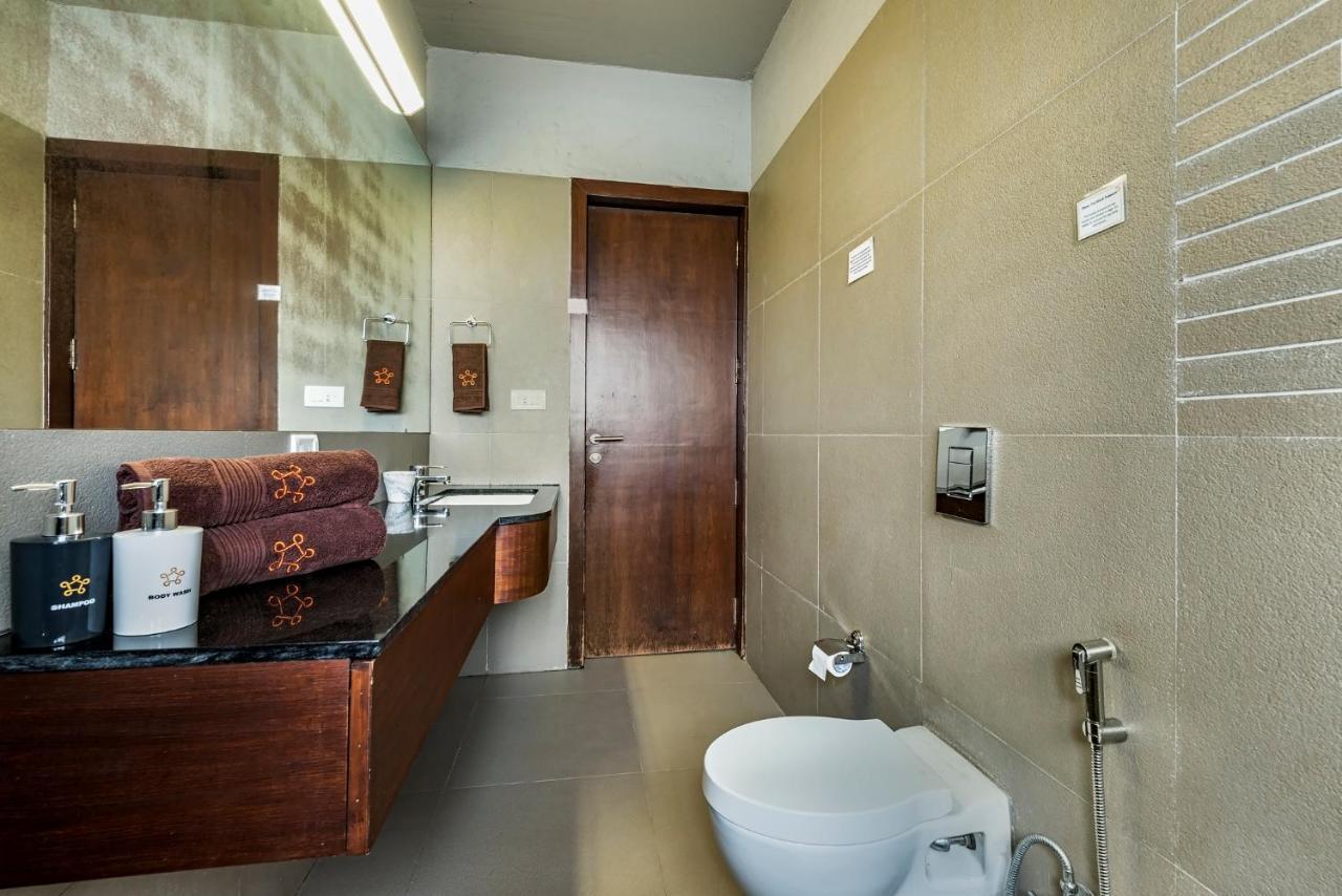 Saffronstays Rose Vineyard: Lakefront Pet-friendly In Villa