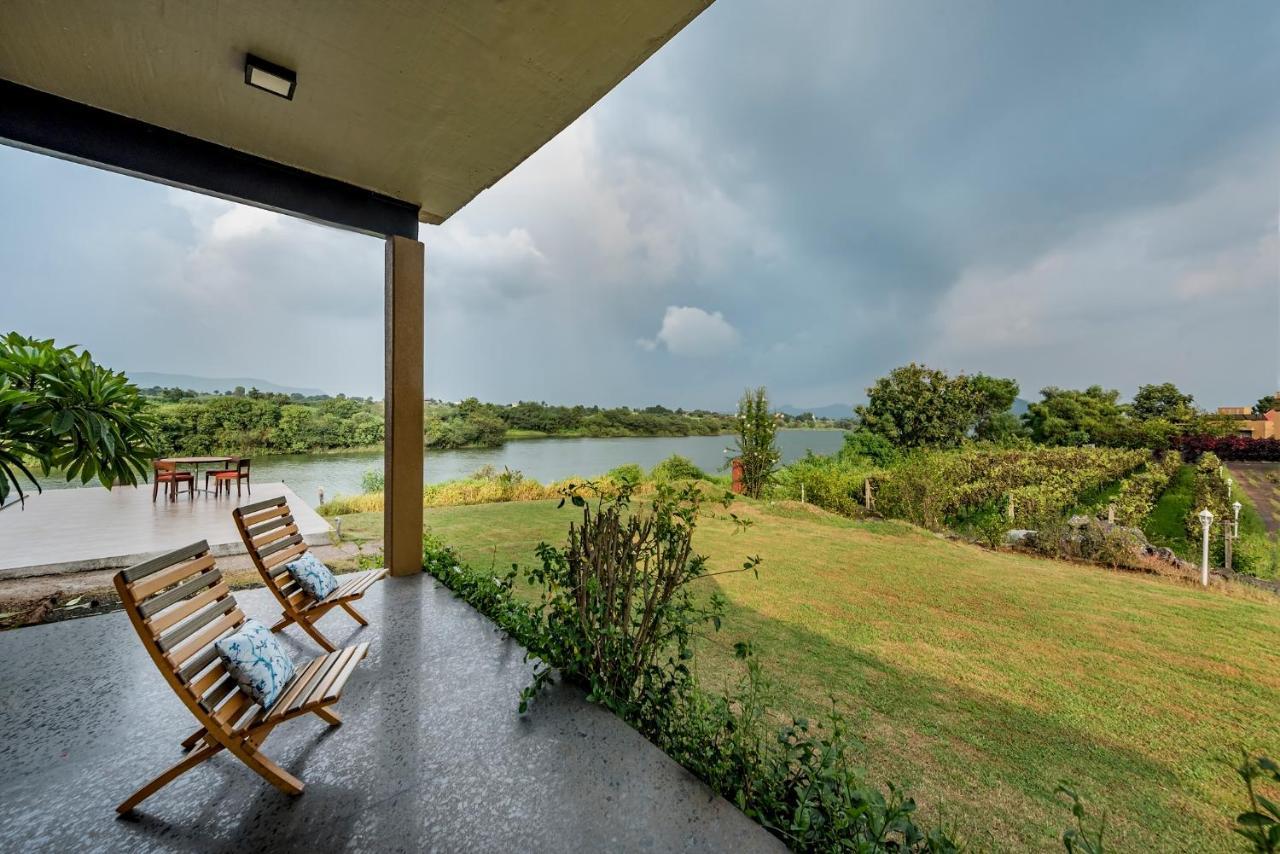 Villa Saffronstays Rose Vineyard: Lakefront Pet-friendly In *