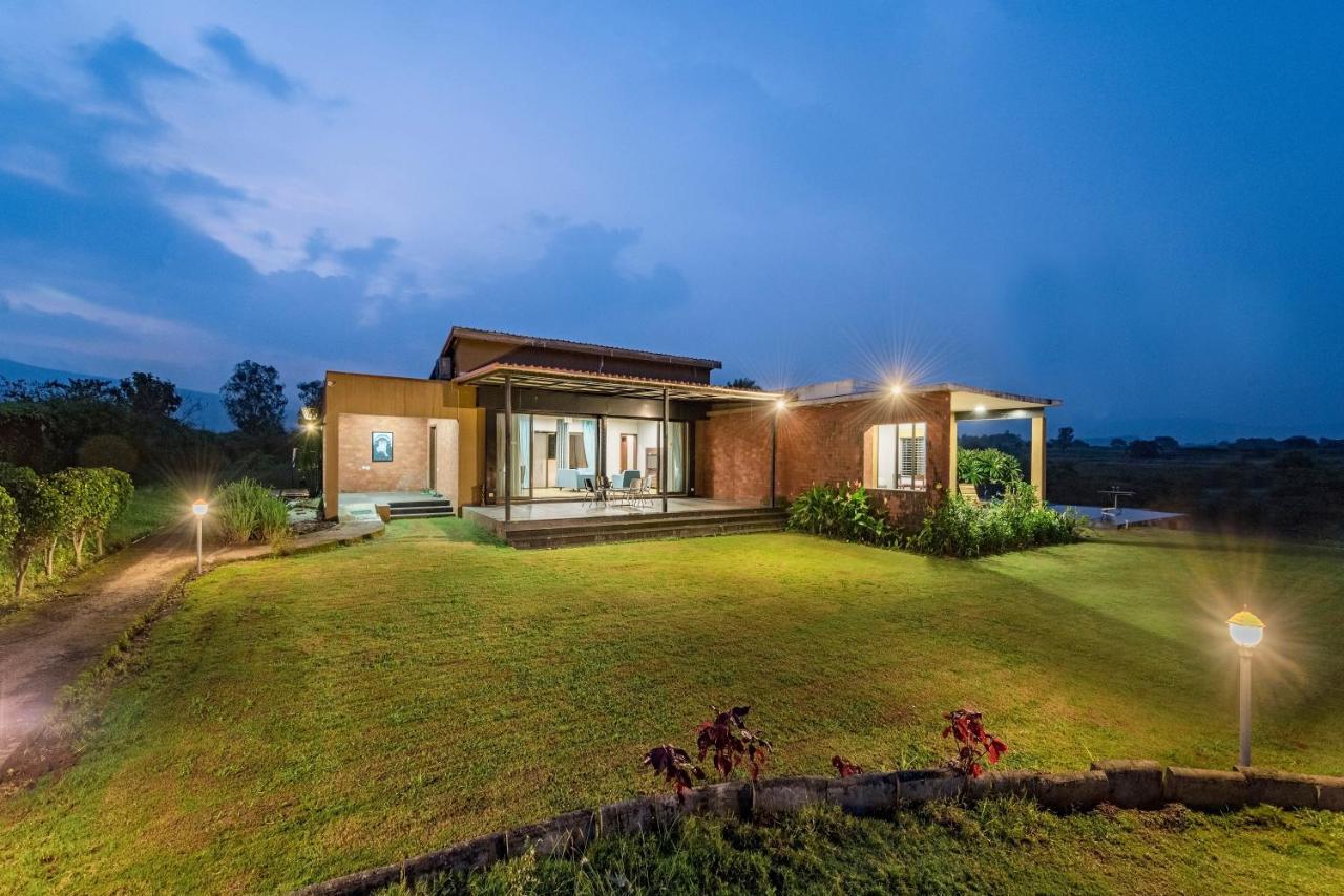 Villa Saffronstays Rose Vineyard: Lakefront Pet-friendly In