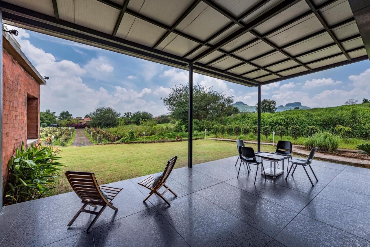 Saffronstays Rose Vineyard: Lakefront Pet-friendly In