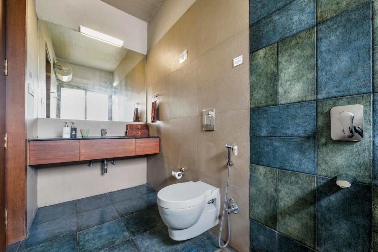 Villa Saffronstays Rose Vineyard: Lakefront Pet-friendly In *