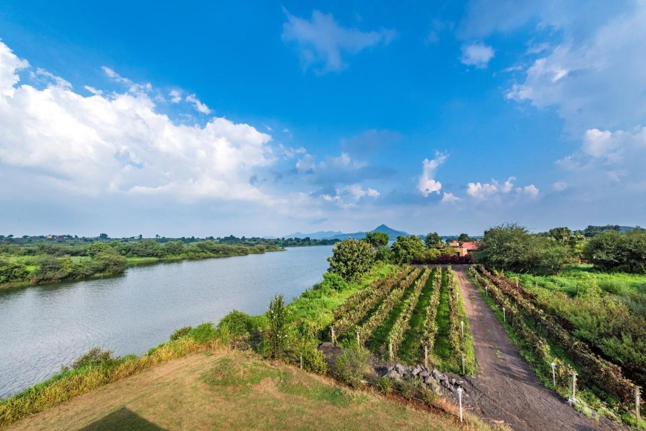 Villa Saffronstays Rose Vineyard: Lakefront Pet-friendly In *