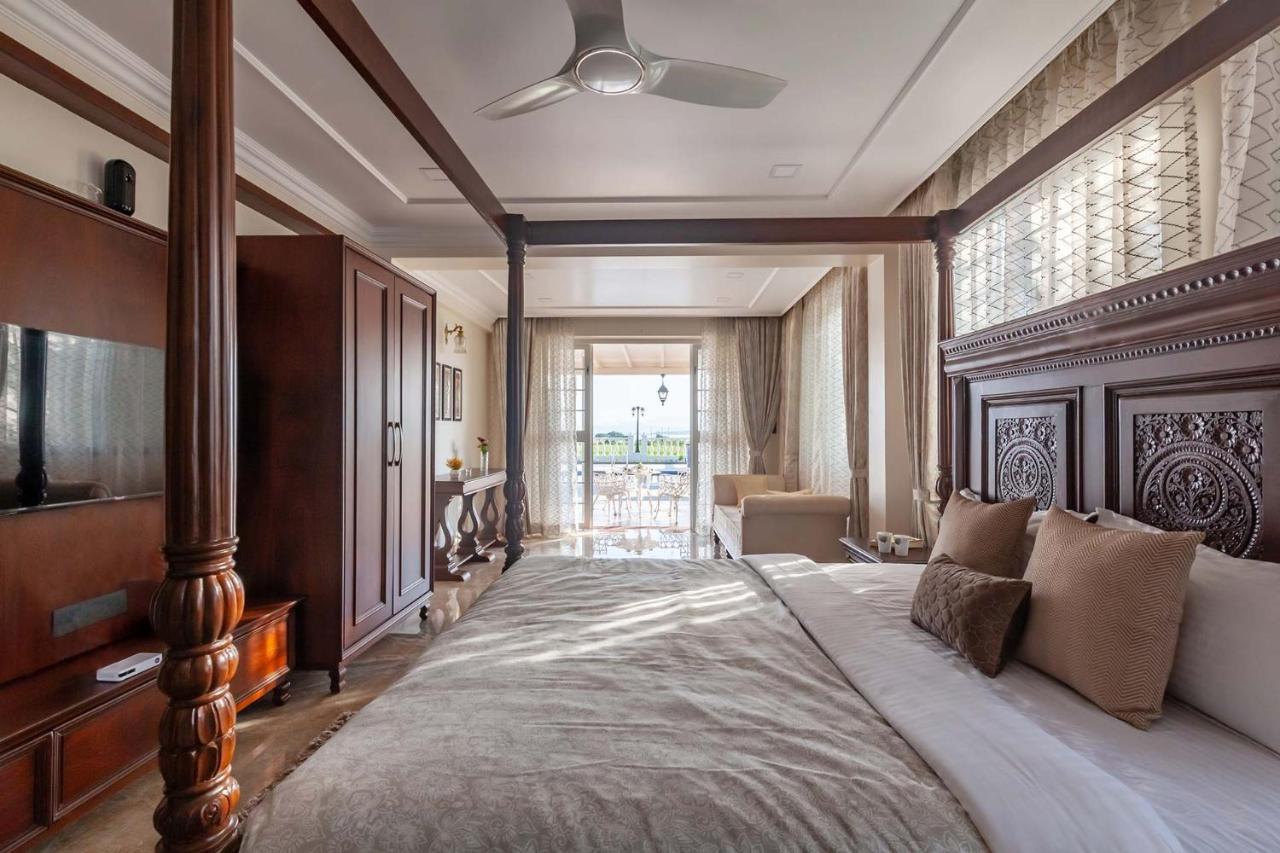 Stayvista's La Vie: Tranquil Lakeside With Pool And Farmland Views *