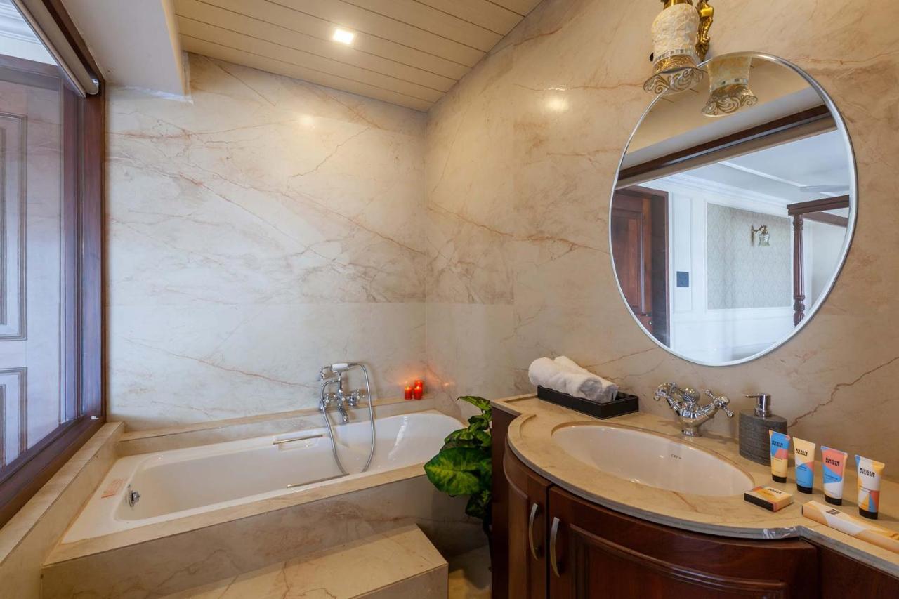 Villa Stayvista's La Vie: Tranquil Lakeside With Pool And Farmland Views