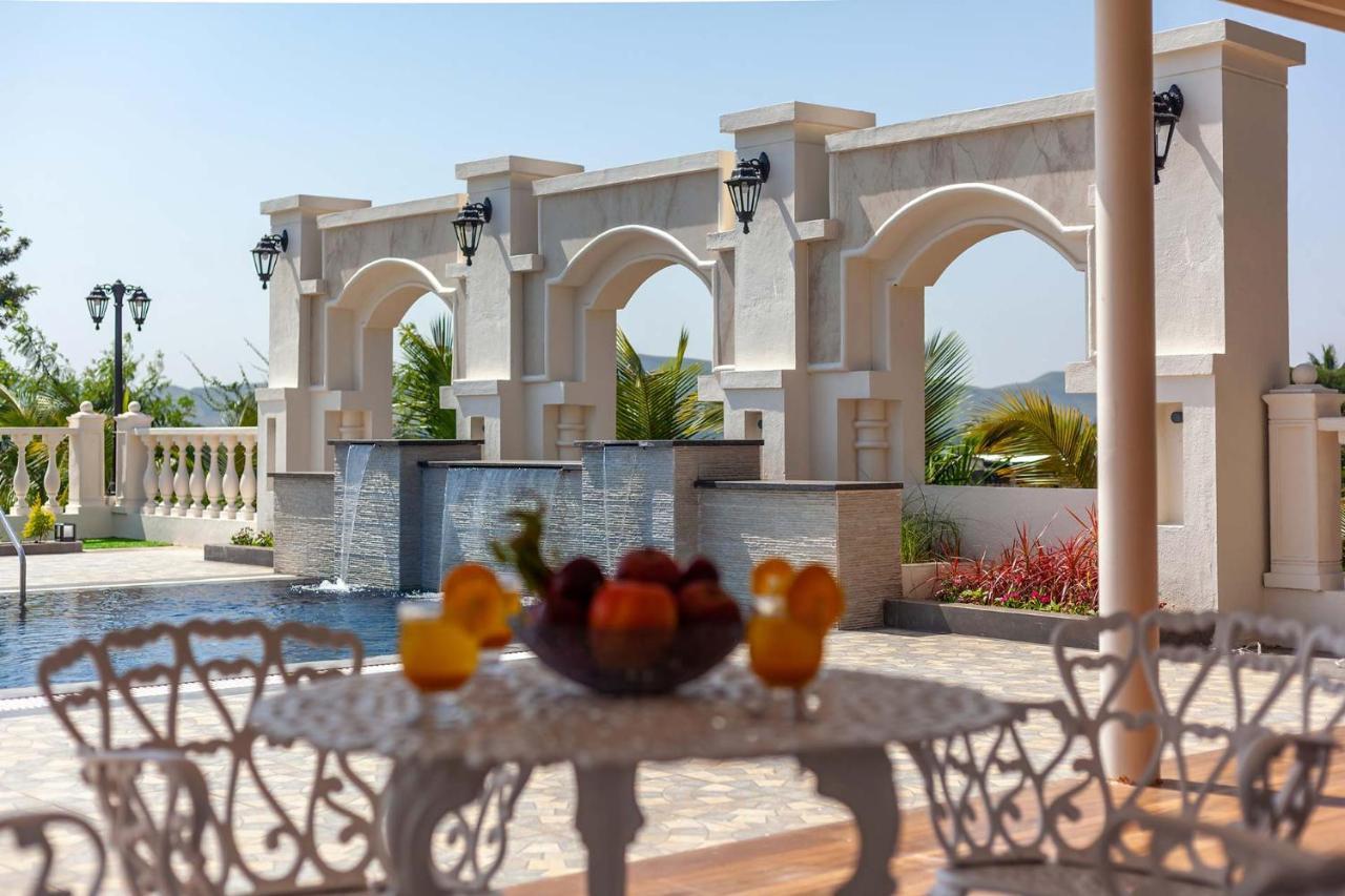 Stayvista's La Vie: Tranquil Lakeside With Pool And Farmland Views * Nashik